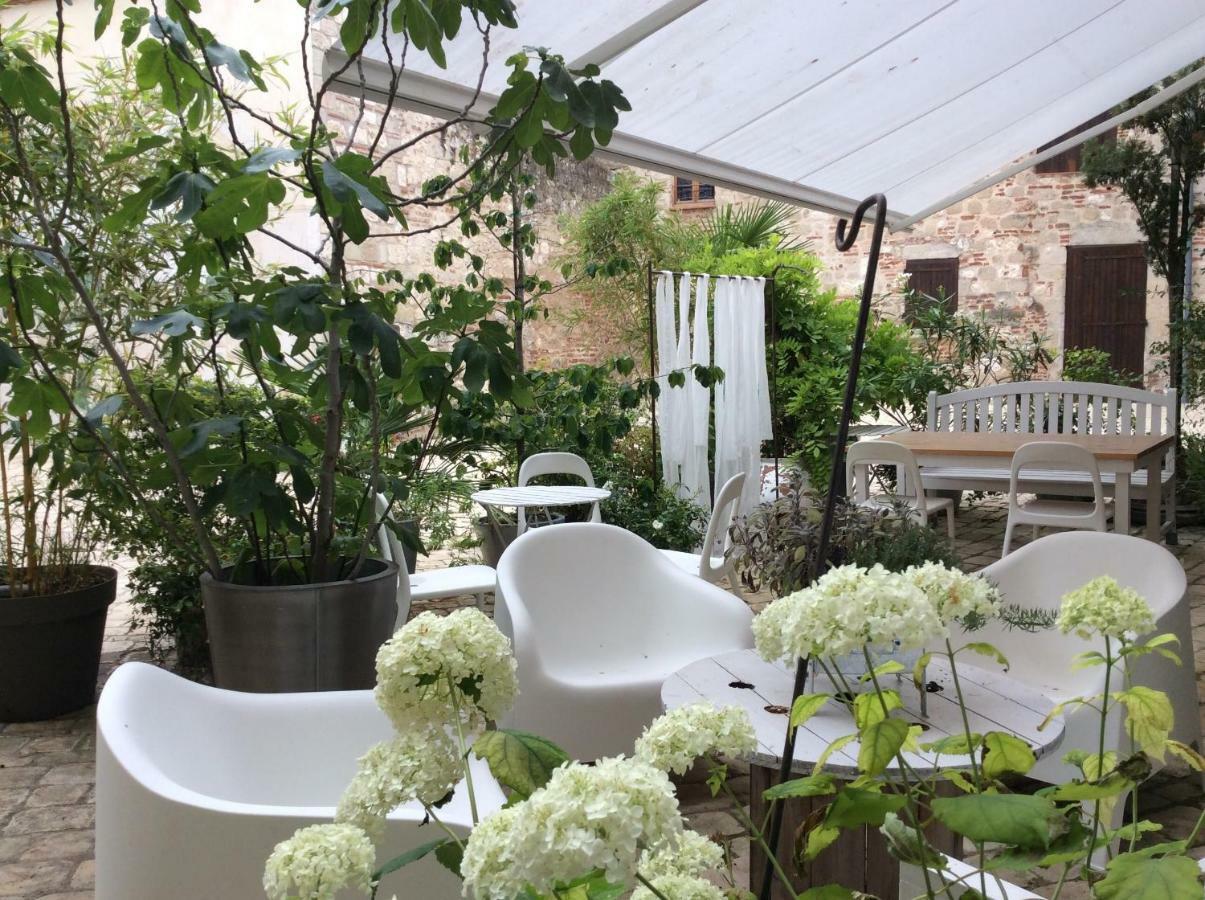 La Maison Sur La Place Penne-d'Agenais Екстер'єр фото
